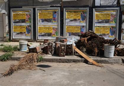 Escombros y restos de un árbol, acumulados en Navarro al 3300