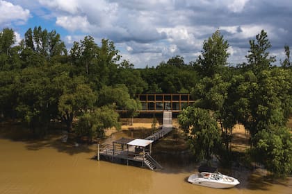 Escondida entre el bosque de bambúes isleño, la casa está sobre un lote con más de sesenta frutales; entre ellos, árboles de limas, limones, quinotos, mandarinas y bergamotas.
