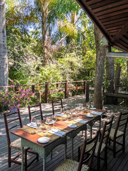 Escondido en la Segunda Sección de las islas del Delta, el sitio está rodeado de una frondosa vegetación, que le suma encanto.