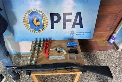 Escopeta calibre 12/70, cartuchos multipropósito y un revólver calibre 32