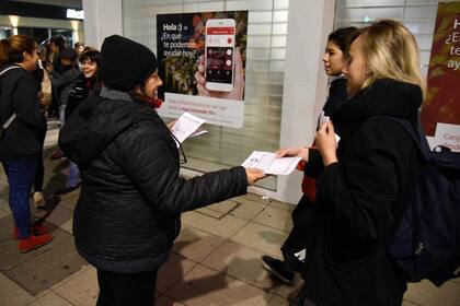 Las manifestantes repartieron panfletos en pleno centro de Rosario