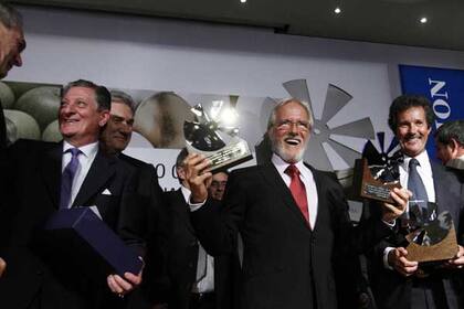 Juan Rusinek, al recibir la estatuilla por el Oro del Premio LA NACION-Banco Galicia a la Excelencia Agropecuaria en 2010