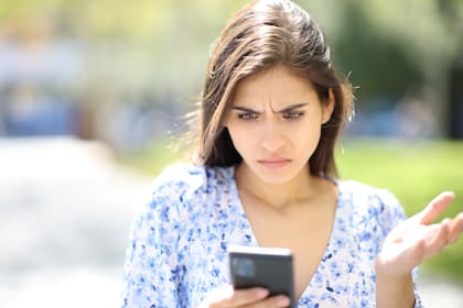 Escribir con abreviaturas en WhatsApp o Tinder parece menos sincero y desmotiva una respuesta
La falta de esfuerzo del emisor al escribir palabras recortadas provoca que el receptor tenga menos ganas de contestar, según un nuevo estudio