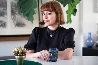 Pola Oloixarac: cómo piensa la mujer que une política y literatura con humor