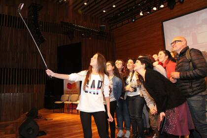 Escritores, blogueros y bookstagrammers le dedican una selfie al mago