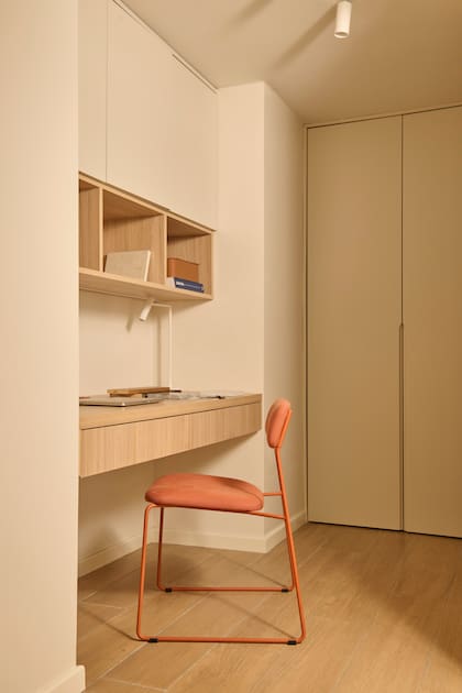 Escritorio a medida (Loom Haus) en melamina ‘Camelia’ (Faplac); silla (Estudio Te).