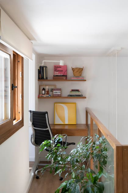 Escritorio colgante (Estudio DC por Carpintería Gabriel Veiras) enchapado en incienso. Obra (Monocopia). Barandas de madera (Estudio DC por Carpintería Gabriel Veiras).