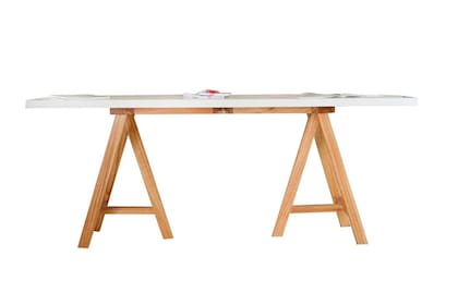 Escritorio con dos bandejas, su base es de madera de lenga lustrada y la tapa de MDF laqueada con poliuretano. Medidas: 1,80 m ancho, 0,55m profundidad, 0,76m altura ($17896, DecoGallery)