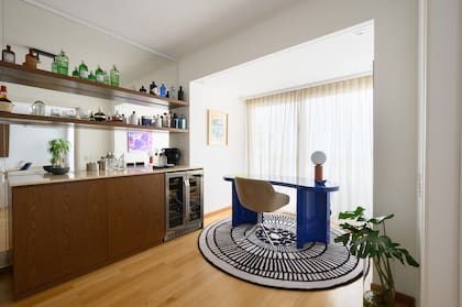 Escritorio 'Curvas' (Siuk Objetos) de madera con terminación de laca poliuretánica brillante, lámpara 'Sugus' (Juan Diciervo), silla (BoConcept). Alfombra de lana 'Plato' (diseñada por el Estudio y confeccionada por El Espartano). Cortinas (Hilo Argentina).