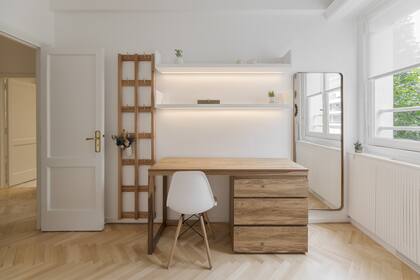 Escritorio de incienso, estantes laqueados (ambos, Estudio Primal) y espejo (Tienda Quadrat).