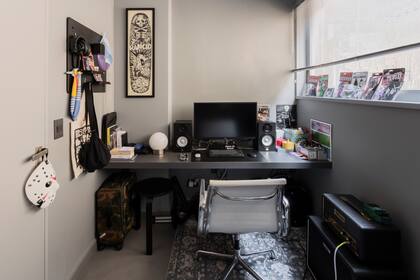 Escritorio de melamina 'gris sombra sólido' (Egger) con calado para el cableado.