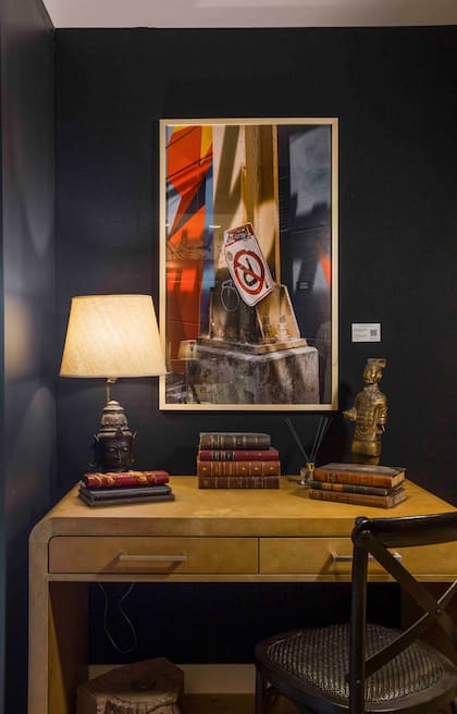 Escritorio de pergamino (Harturo), objetos de La Contenta y una nueva obra de Sergio Castiglione (Diderot.art).