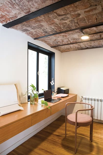 Escritorio flotante diseñado a medida (Estudio Yama), silla ‘R’ (Rahola).