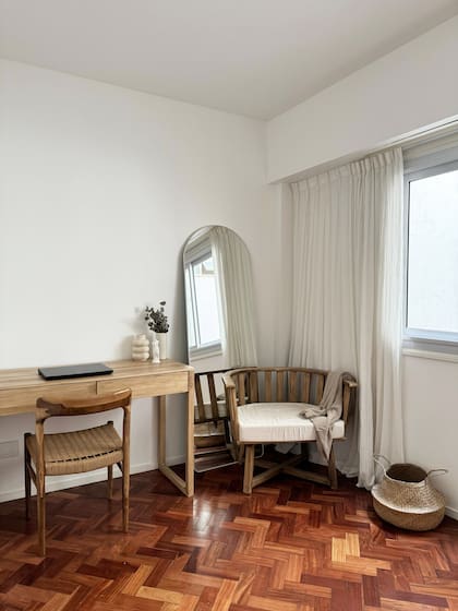 Escritorio (Magnolias Deco), objetos (Forma de Pez) silla de petiribí y fibras naturales (Kikely). Espejo (Aberturas Susino). Sillón (Casa Lark).