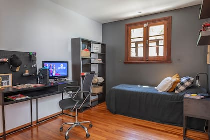 Escritorio y mesa de noche de hierro y melamina (DAR), silla de escritorio y biblioteca (Easy), tablero (Börd.deco), canastos de fibras naturales (House of Gringa). Ropa de cama y almohadones (Madison Market).