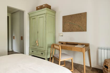 Escritorio y silla (Bull Buenos Aires). La lámina con el mapa de París acompaña a la familia desde hace años.