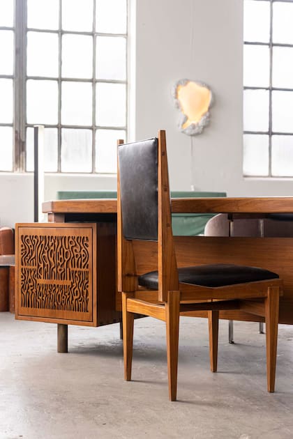 Escritorio y silla de Luis Casnati con intervenciones artísticas de Luis Quesada. Detrás lámpara Reliq por The Internet Office.