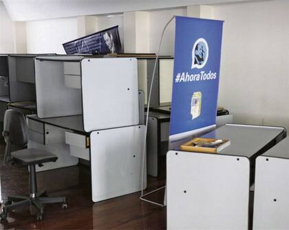Escritorios arrumbados en los salones del edificio de la calle Matheu, como se encontraba el lugar esta semana cuando ingresaron las nuevas autoridades