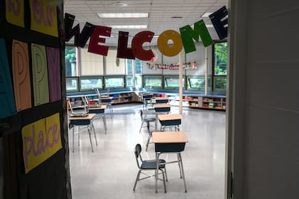 Escritorios socialmente distanciados, debido a la pandemia de coronavirus, en el primer día de clases en la Escuela Primaria Newfield el 31 de agosto de 2020 en Stamford, Connecticut