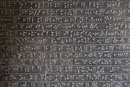 Escritura cuneiforme exhibida en el museo Pergamon de Berlín