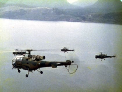 Escuadrilla de Alouette III pertenecientes a la 1° Escuadrilla Aeronaval de Helicópteros de la Aviación Naval Argentina, patrulla el Canal del Beagle durante diciembre de 1978. (Gentileza Antonio Urbano).