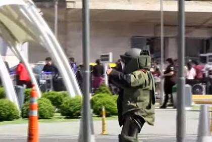 Escuadrón de explosivos inspecciona una valija sospechosa en el aeropuerto de Ezeiza
