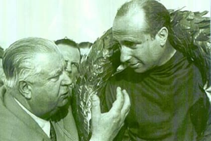 Escuchando a su director técnico, Alfred Neubaer