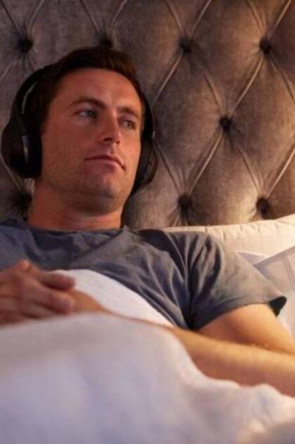 Escuchar música relajante puede ayudar mejorar las rutinas de sueño
Foto: iStock