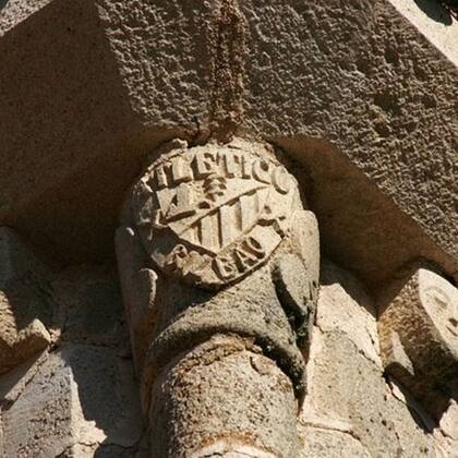 Escudo del Athletic Bilbao aplicado en una esquina del campanario de la iglesia Santa María la Mayor.