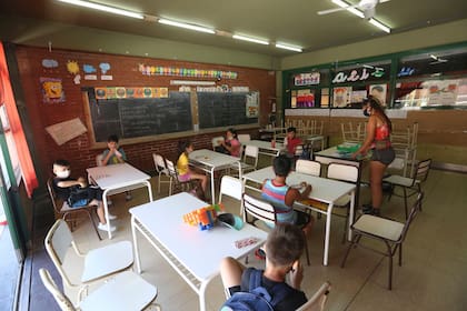 Clases de verano en la Escuela Primaria Común N° 04 Cnel. Isidoro Suárez, en el barrio de Monserrat