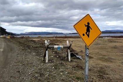 La escuela está ubicada en Puerto Almanza, a 35 kilómetros de la ciudad de Ushuaia