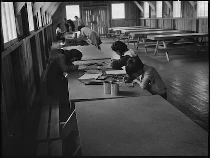 Escuela de arte en el centro de reclusión de Tanforan. (Fotografía de Dorothea Lange, junio de 1942)