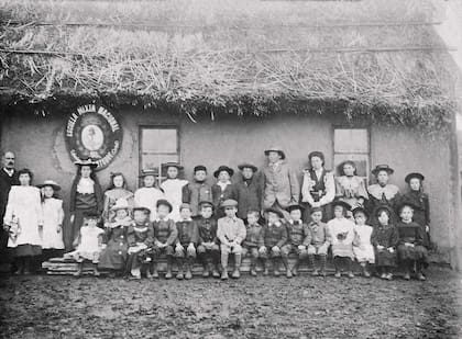 Escuela de la Colonia 16 de Octubre, ca 1902.