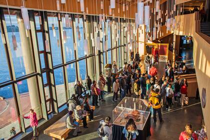 El Foyer del Teatro del Lago, con inspiración Harry Potter desde sus luminarias