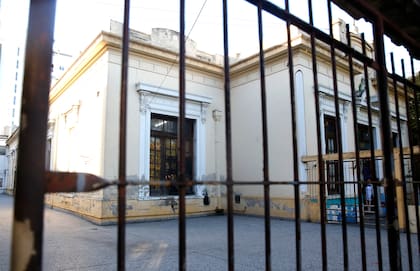Escuela Domingo Faustino Sarmiento completamente vacía