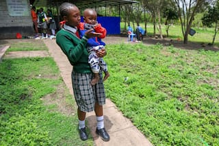 Escuela en Kenia da a madres adolescentes una segunda oportunidad para estudiar