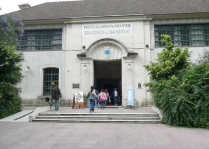 Escuela Granaderos de San Martín, de avenida del Libertador y Olleros, Palermo