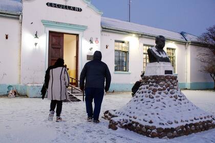 Escuela N1 de Rio Gallegos, abre sus puertas en una Nevada mañana