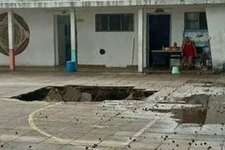 A días del inicio de clases se desmoronó un pozo ciego en el patio de una escuela pública