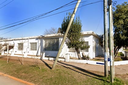La escuela primaria en Francisco Álvarez donde se hundió el patio por el desmoronamiento del pozo ciego