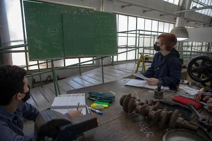 Al inicio de la secundaria se abre una brecha entre lo que se espera de un buen estudiante y las posibilidades reales de muchos chicos


