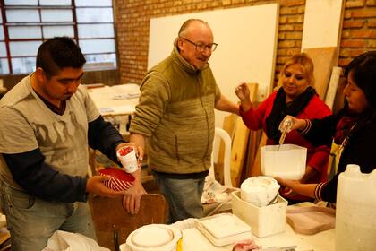 Saraví con algunos de sus alumnos