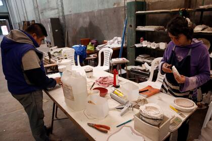 Mariela Bazán, de 25 años, alumna de Bellas Artes, aprende técnicas escultóricas en el taller de Saraví