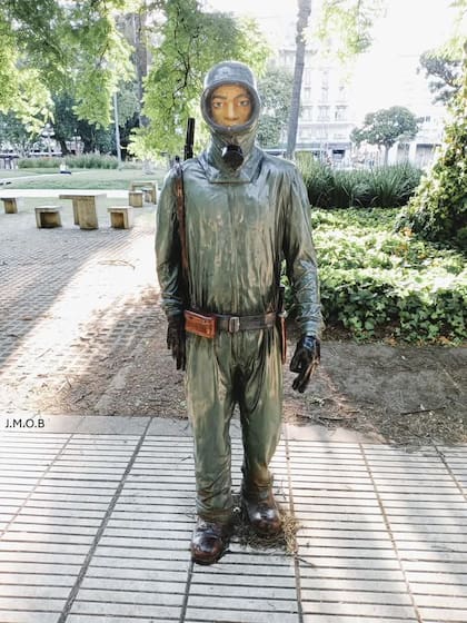 Escultura de El Eternauta en Montserrat