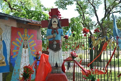 Escultura de Gauchito Gil cerca de La Chacarita, Buenos Aires.