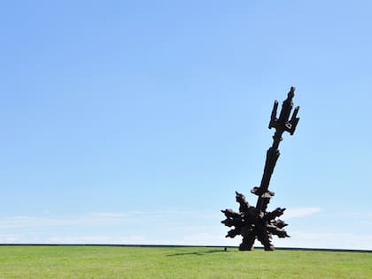 Escultura de la serie Las armas, en el Parque de la Memoria