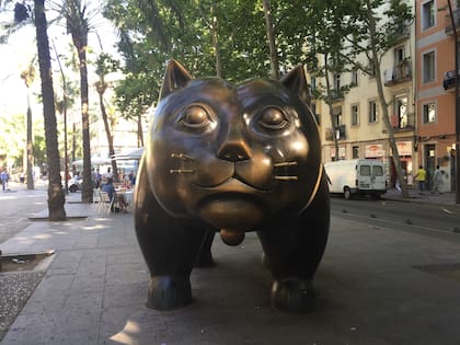 Escultura de Fernando Botero, en la Rambla del Raval, en Barcelona