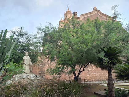 Escultura del artista Julio Incardona en la Manzana Jesuítica. Atrás, la silueta de la Catedral cordobesa.