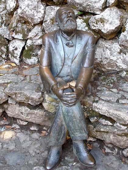 Escultura en bronce de Gaudí en El Capricho.