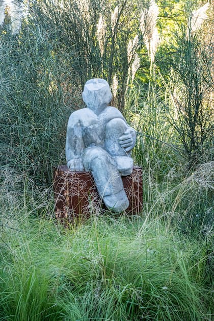 Escultura integrada con la soltura del jardín